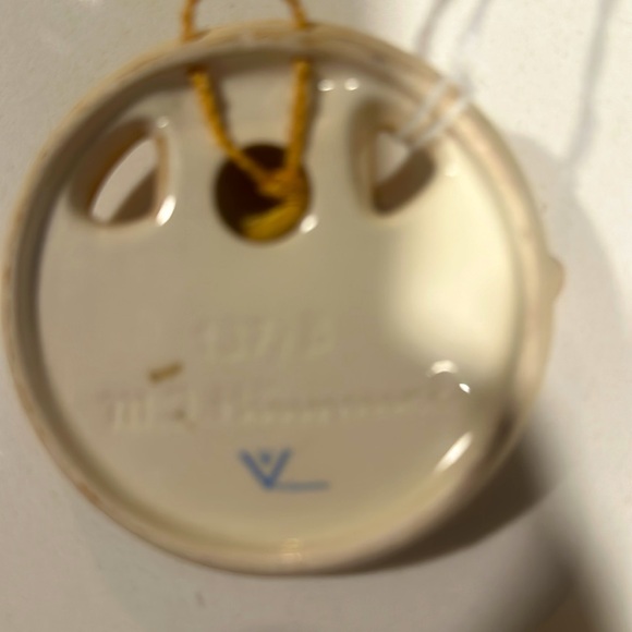 Hummel porcelain Surprised Baby With Ladybug 3" #137 Western Germany - Picture 3 of 3